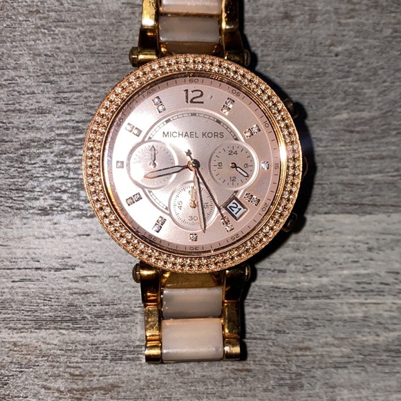 Michael Kors Rose Gold Watch - Picture 2 of 4